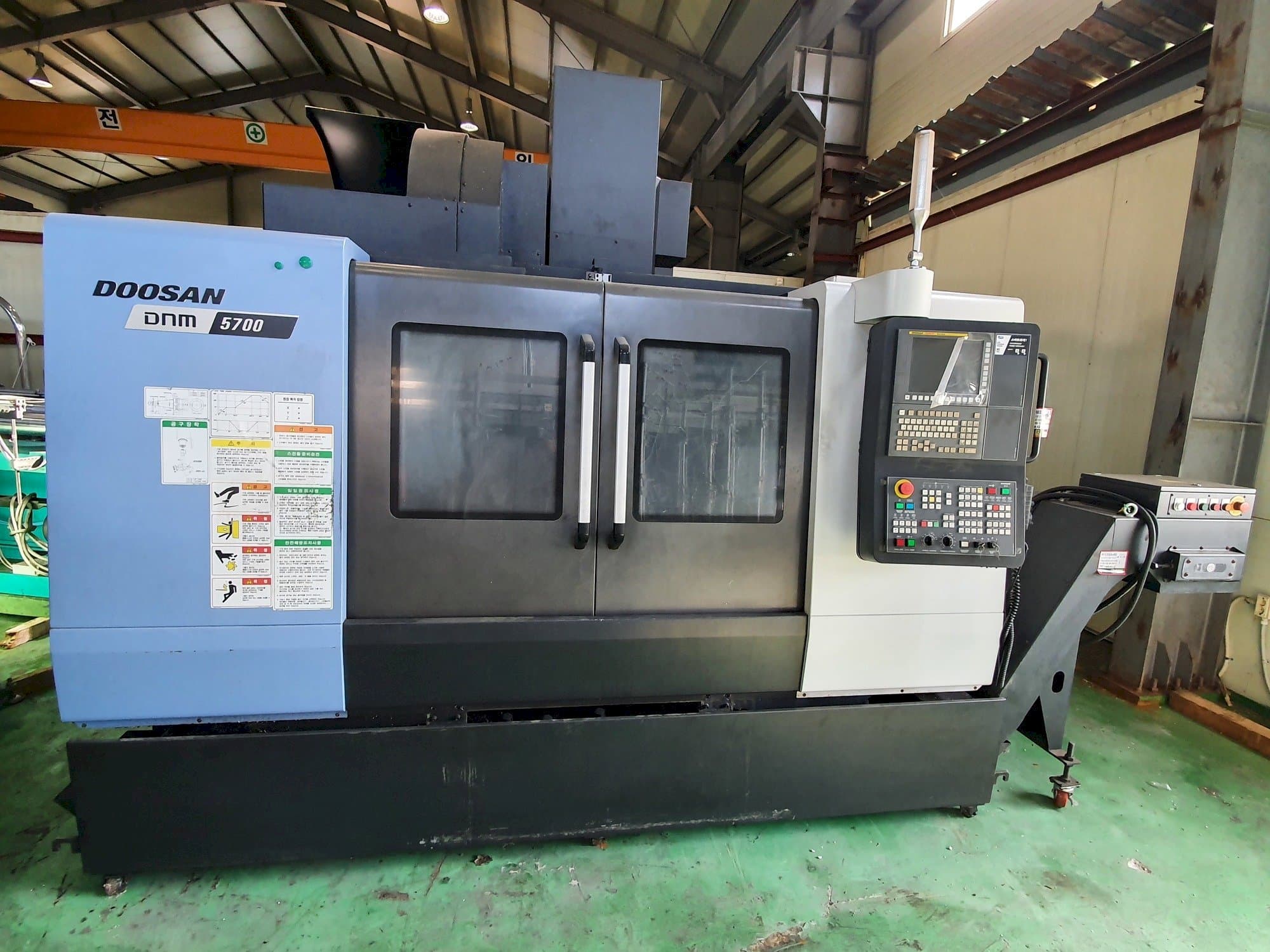 Doosan DNM5700 Mašinos vaizdas iš priekio