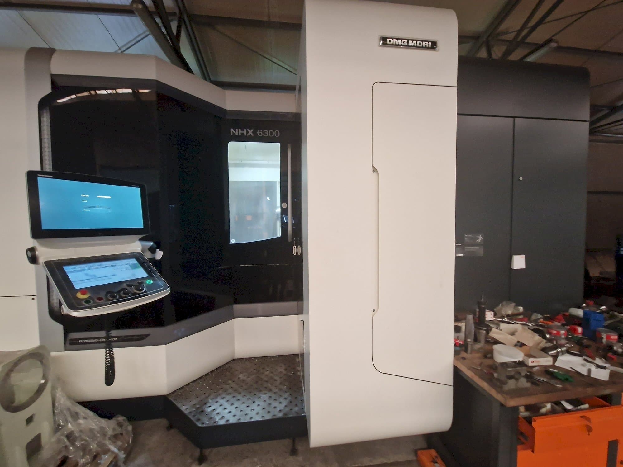 DMG MORI NHX6300 Mašinos vaizdas iš priekio