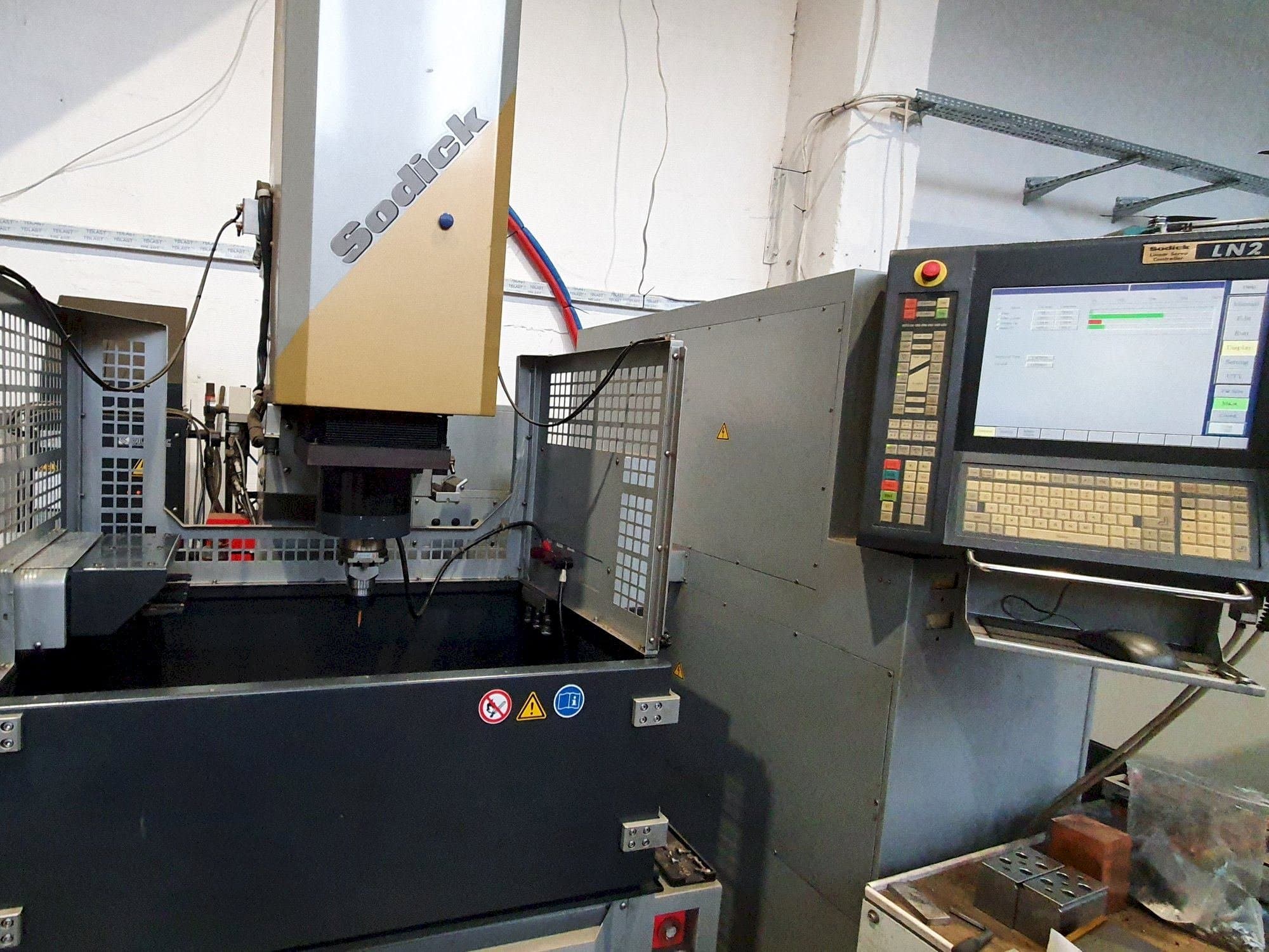 Sodick AM3L (2005) Mašinos vaizdas iš priekio