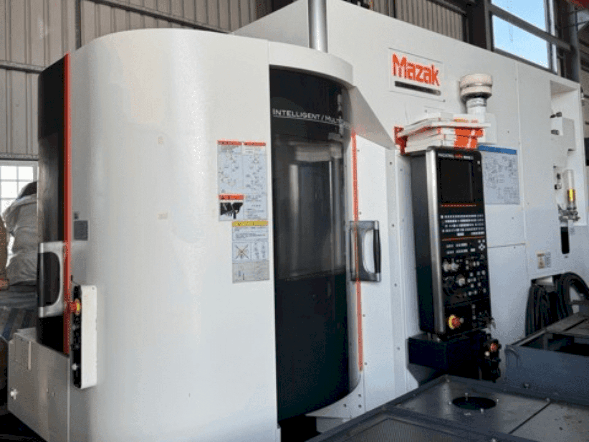 Mazak VARIAXIS J-500 Mašinos vaizdas iš priekio