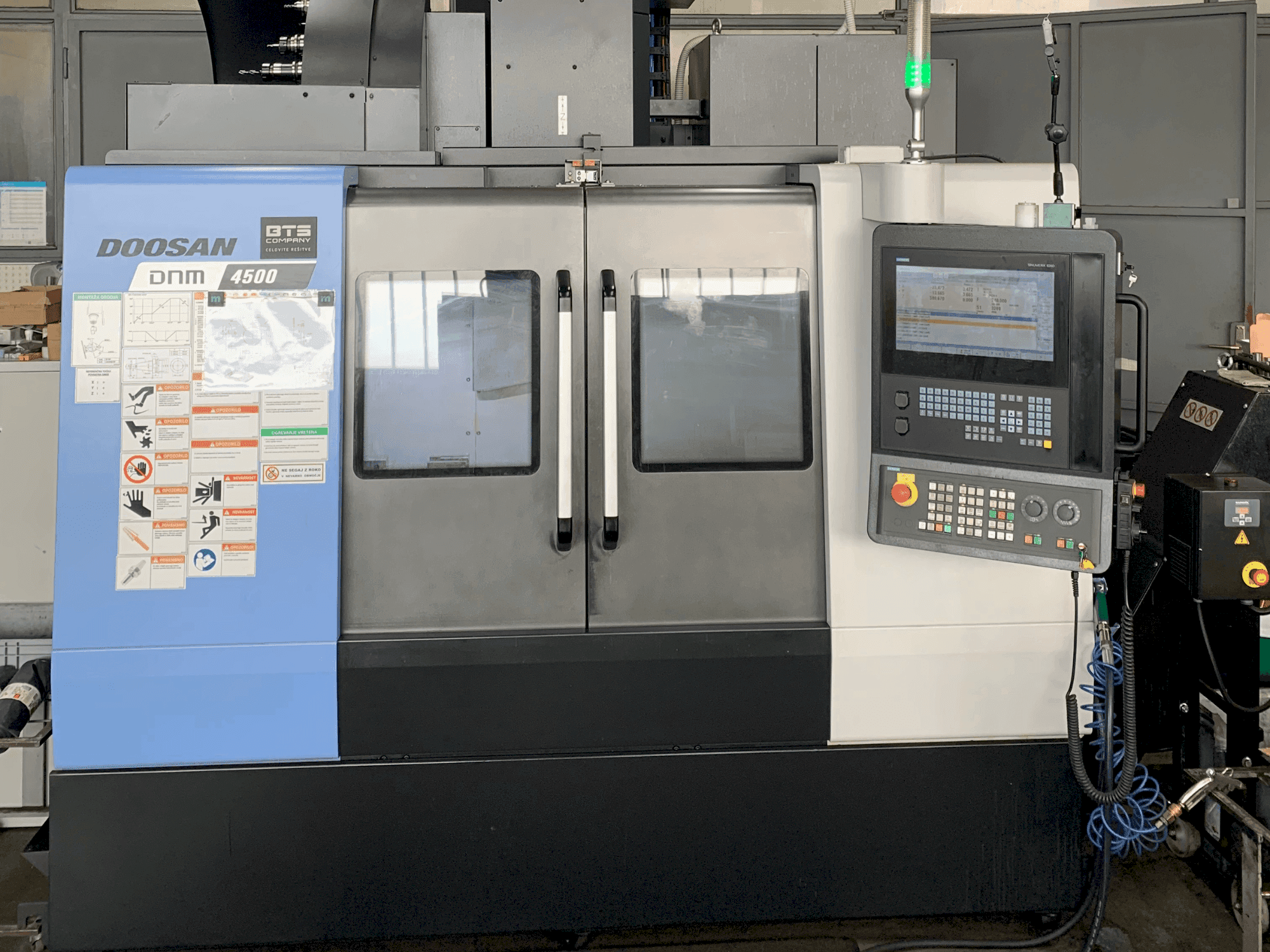 DOOSAN DNM 4500 Mašinos vaizdas iš priekio