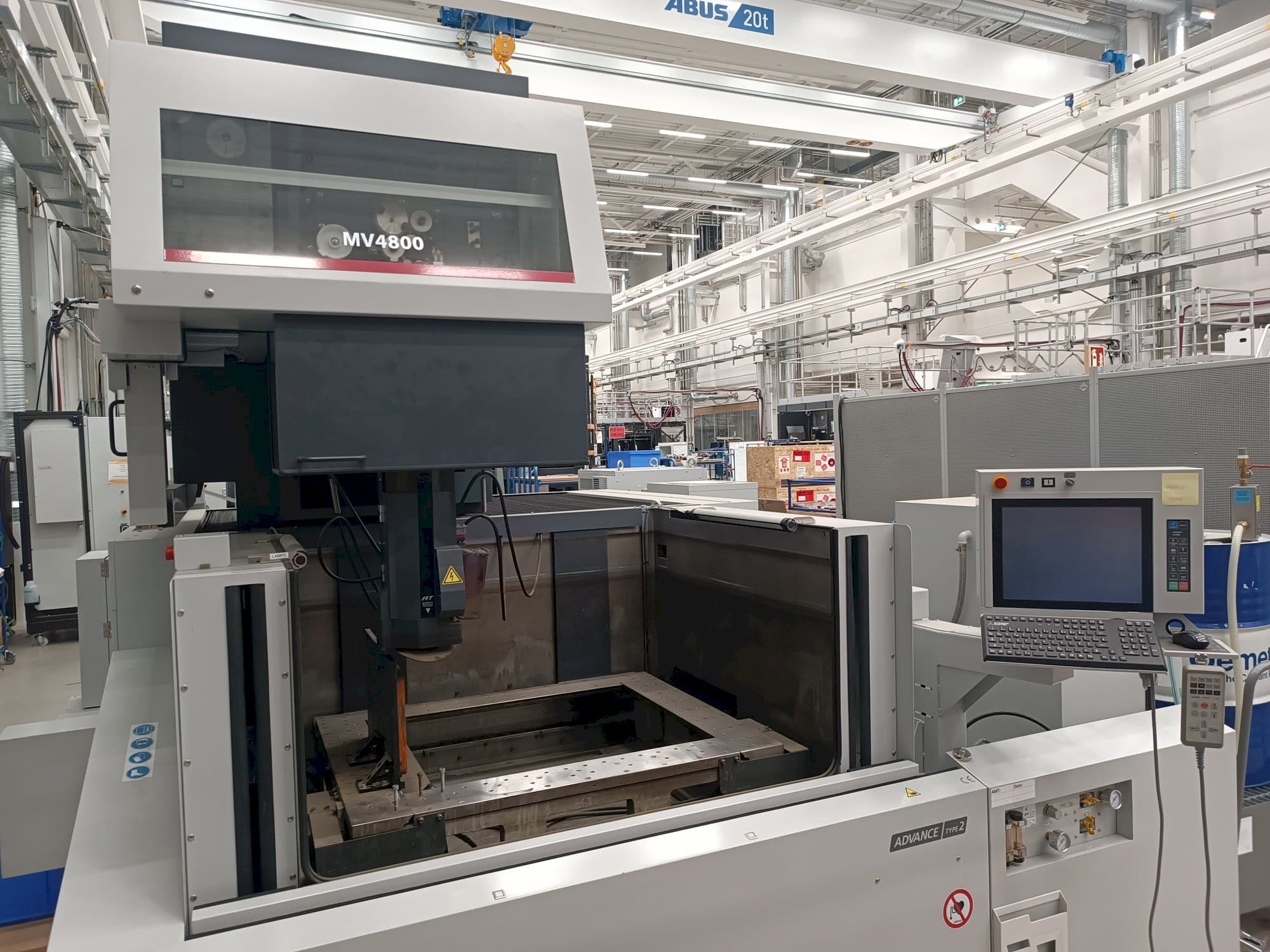 Mitsubishi MV4800 Mašinos vaizdas iš priekio