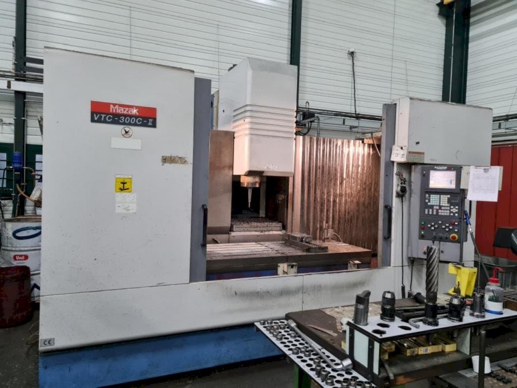 Mazak VTC 300C Mašinos vaizdas iš priekio