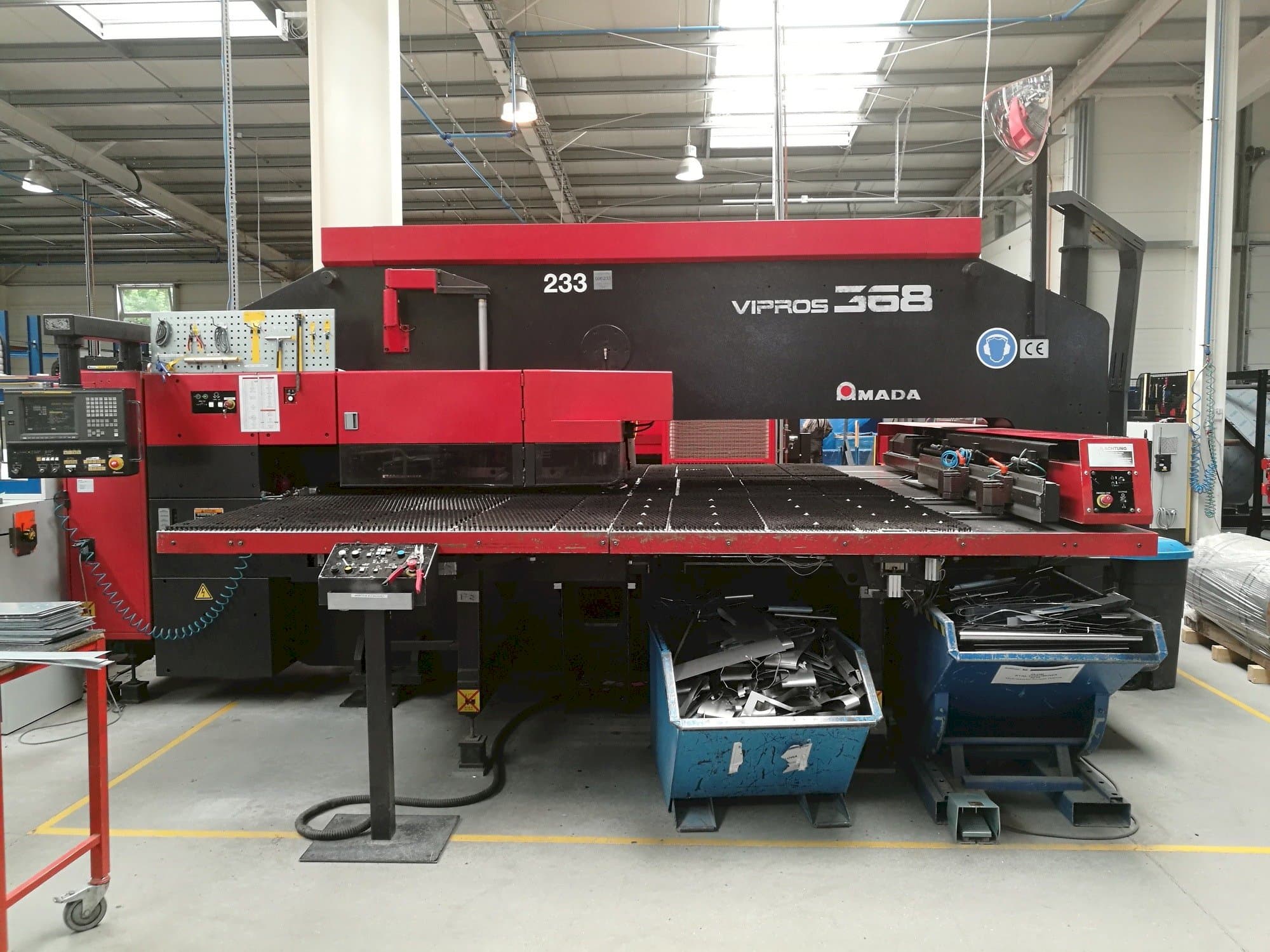 AMADA VIPROS 368 King Mašinos vaizdas iš priekio