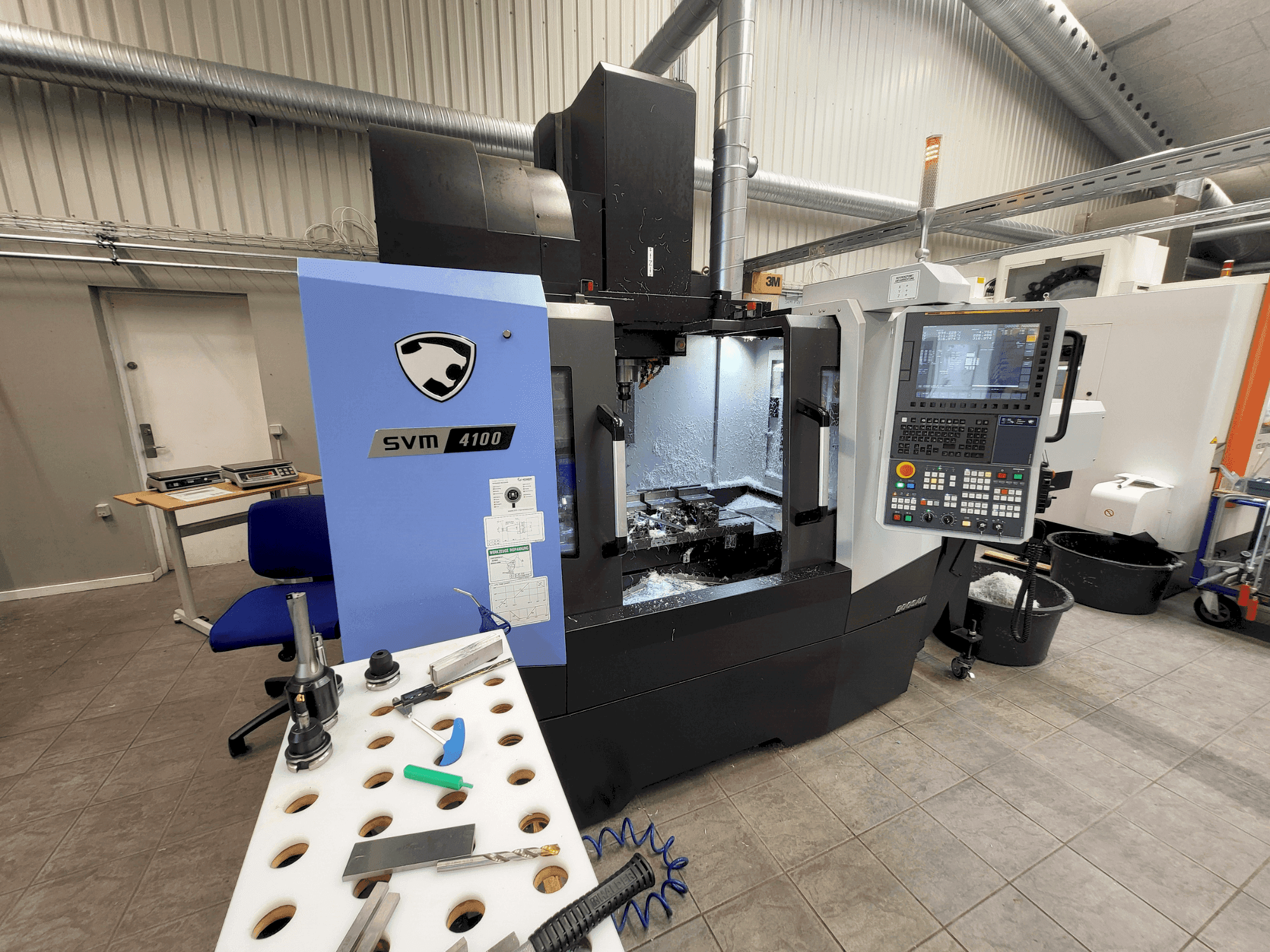 DOOSAN SVM4100 Mašinos vaizdas iš priekio