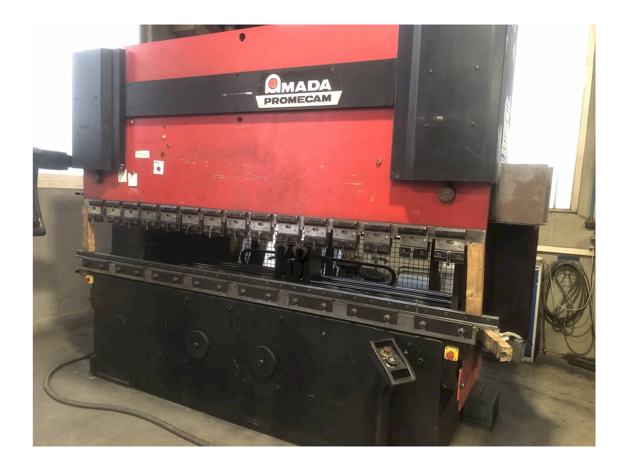 AMADA HFB 125 Mašinos vaizdas iš priekio