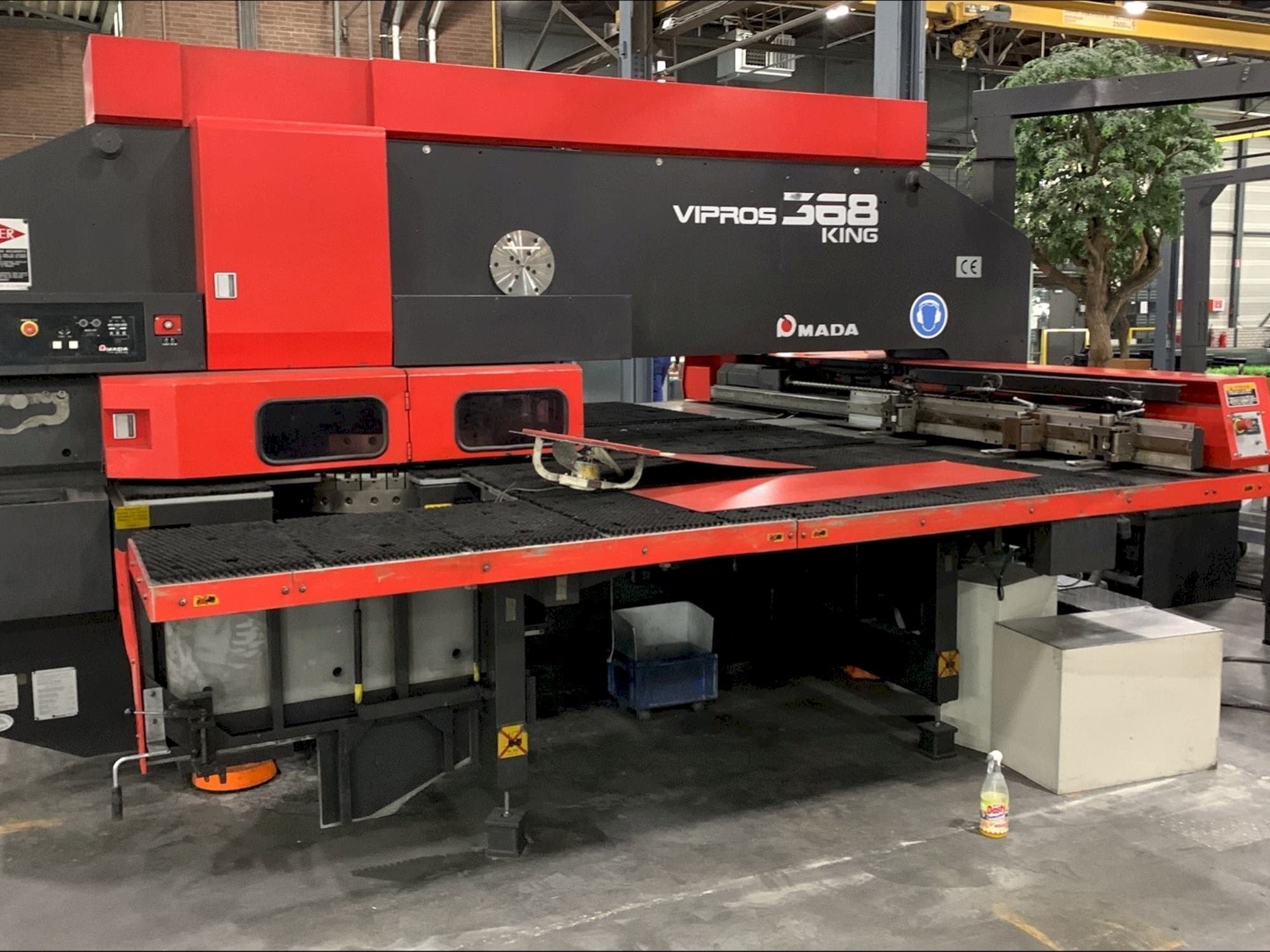 AMADA Vipros 368 King Mašinos vaizdas iš priekio