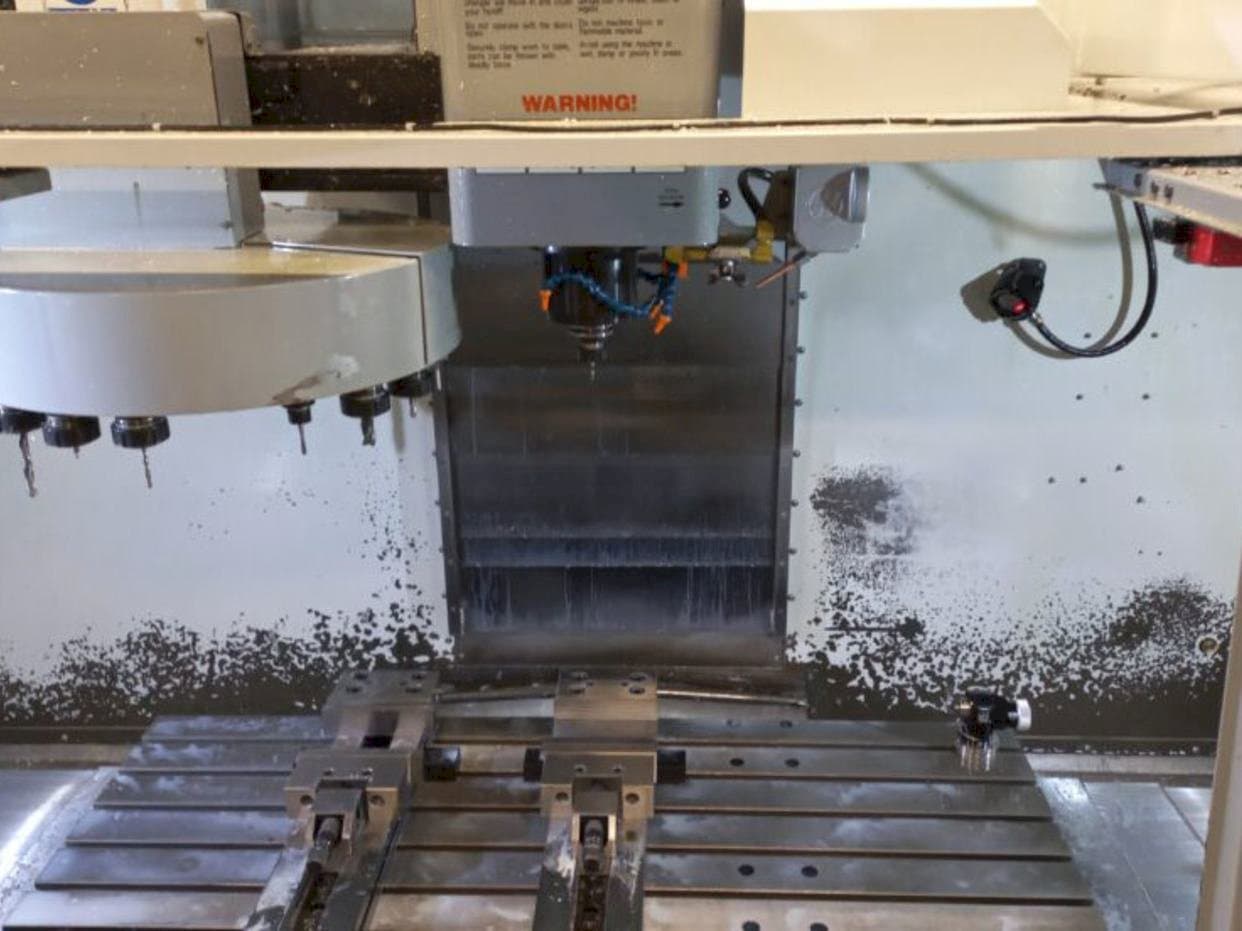 HAAS VF-4 DHE Mašinos vaizdas iš priekio