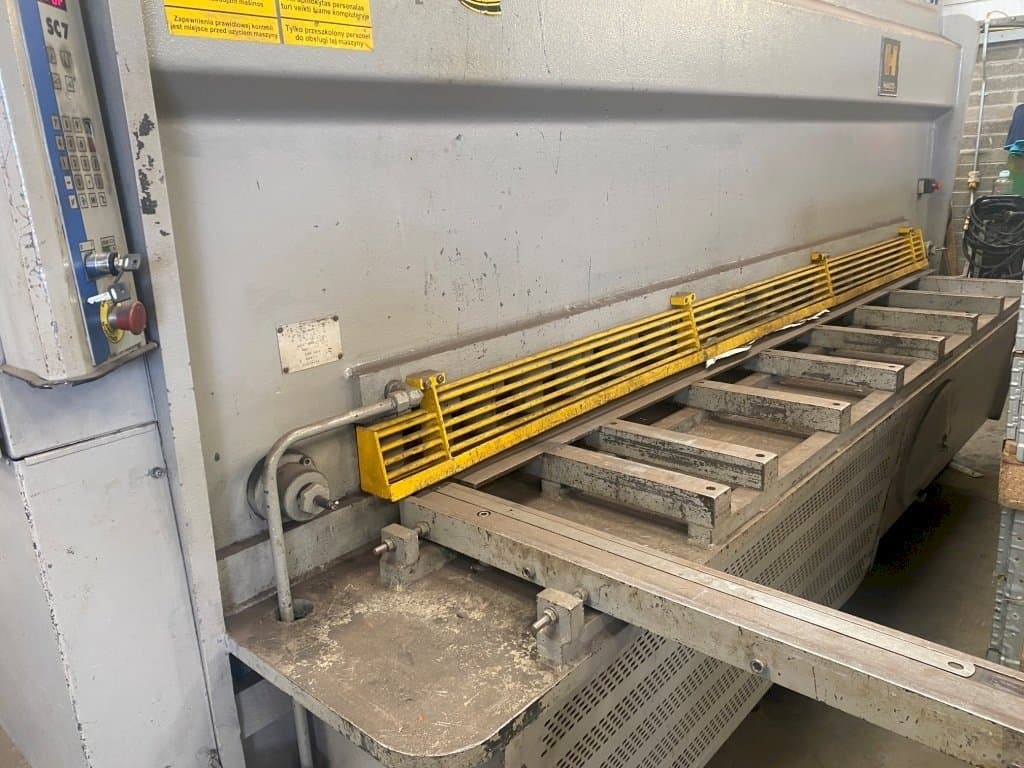HACO HSLX 3013 Mašinos vaizdas iš priekio