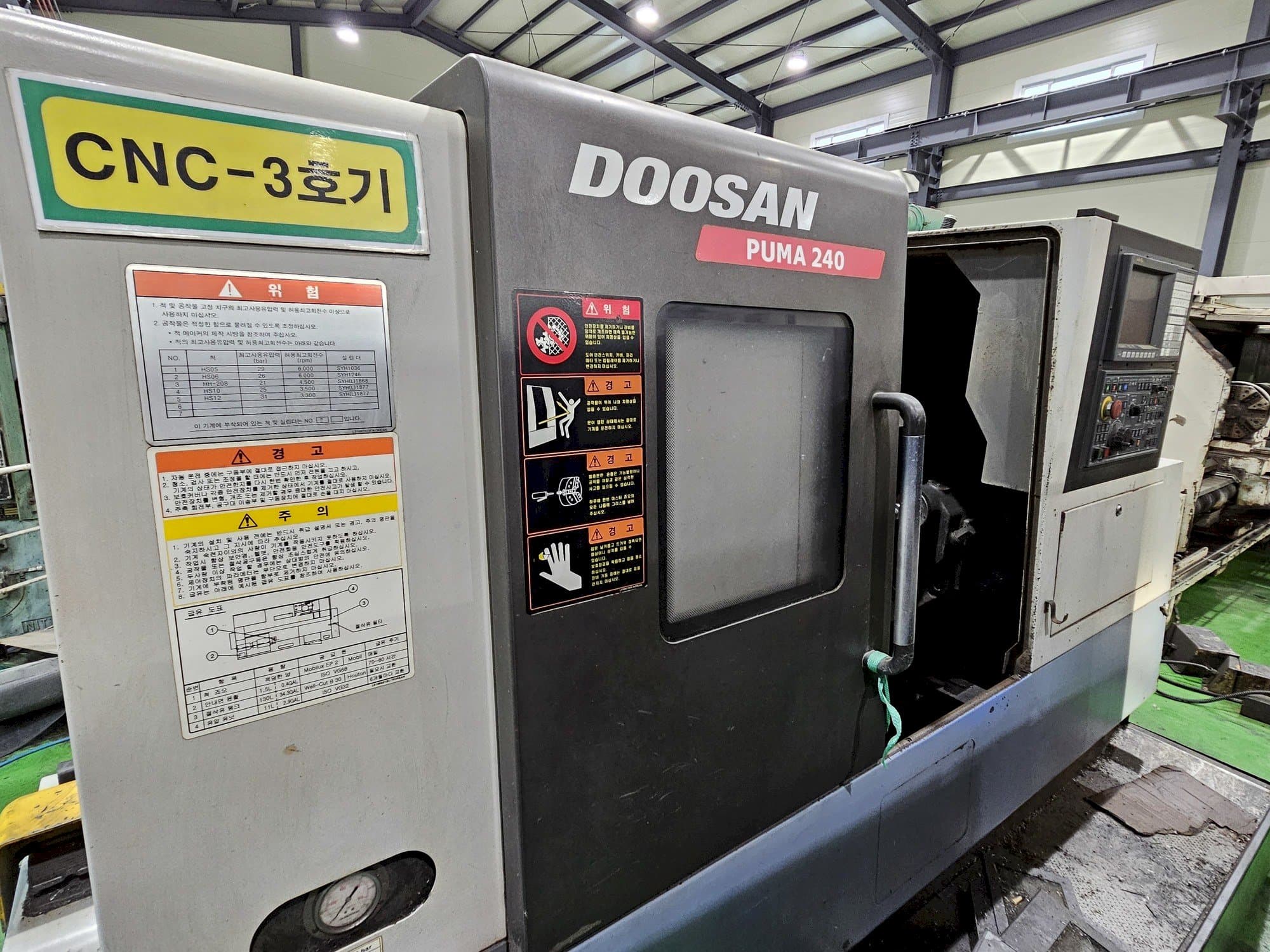 Doosan Puma 240 Mašinos vaizdas iš priekio
