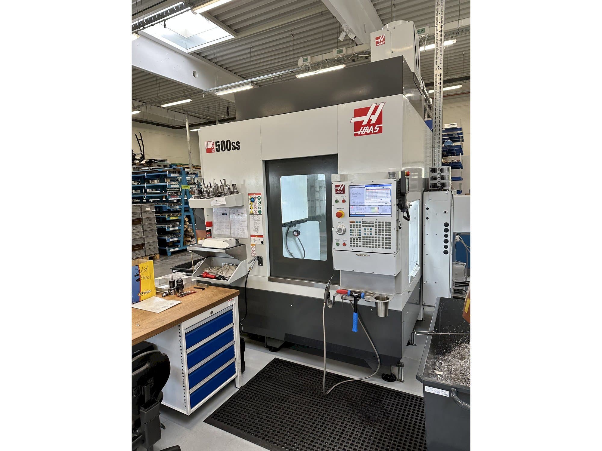 HAAS UMC-500SS Mašinos vaizdas iš priekio