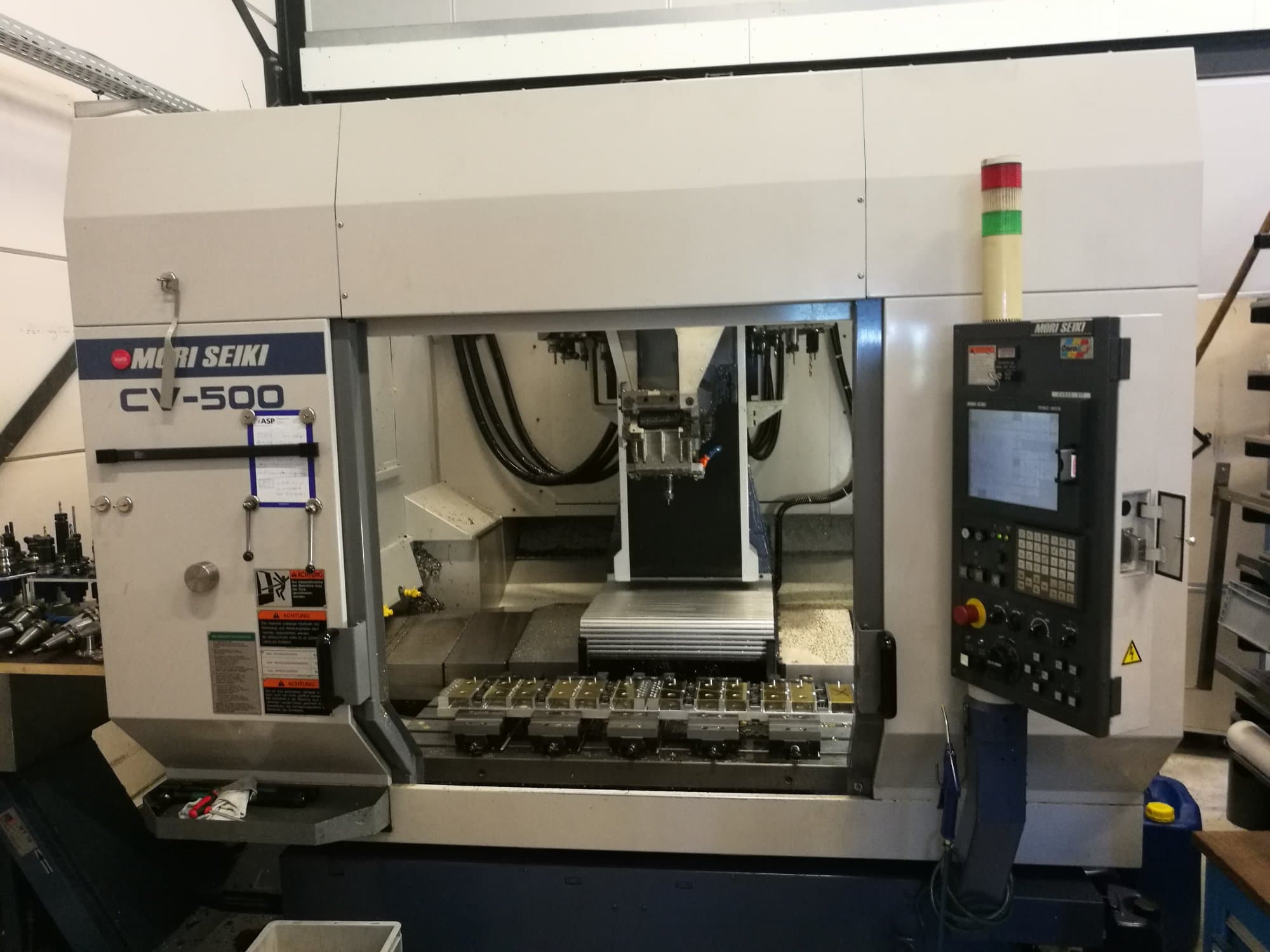 MORI SEIKI CV-500B Mašinos vaizdas iš priekio