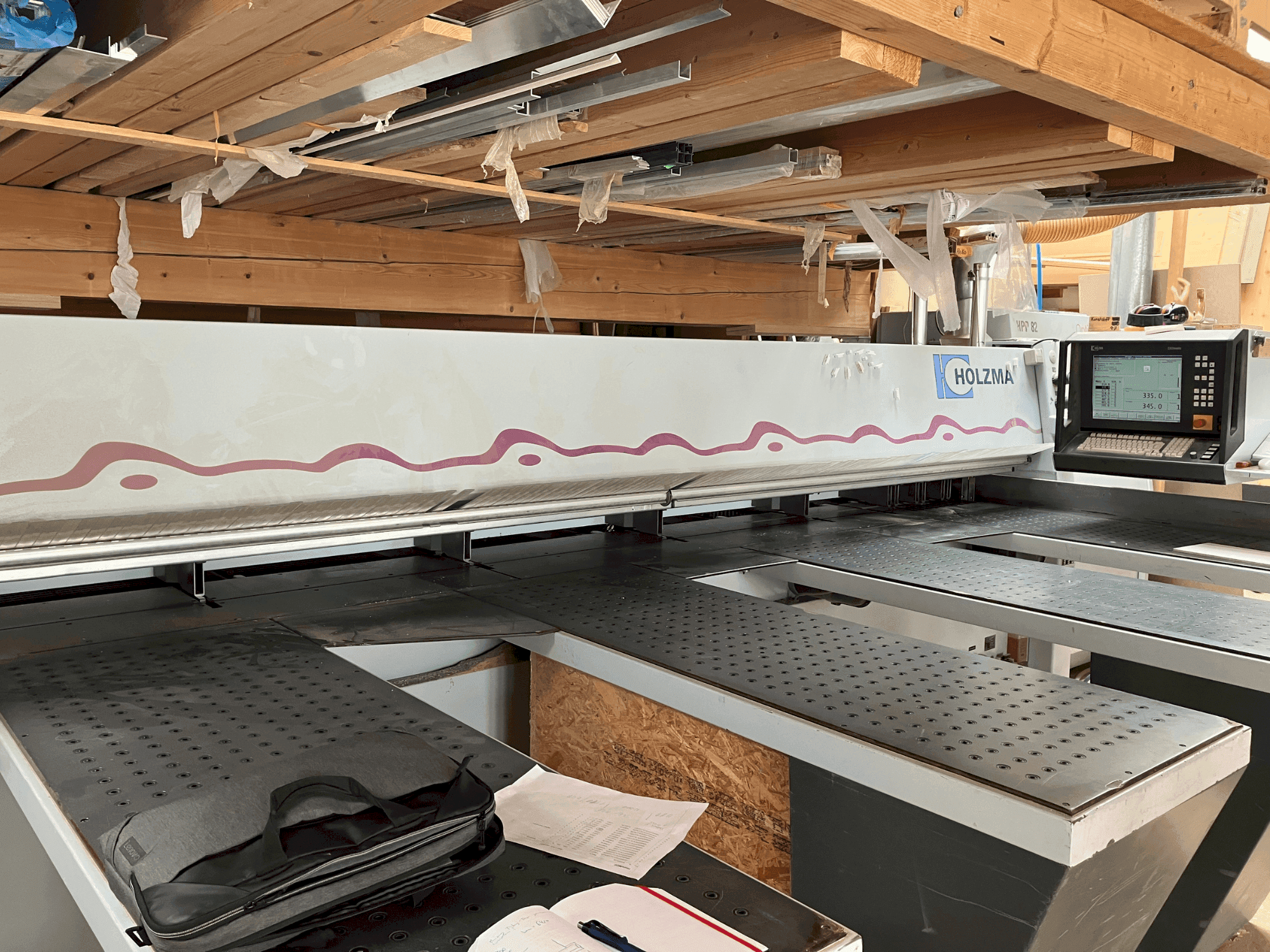 HOLZMA HPP 82/43 Mašinos vaizdas iš priekio