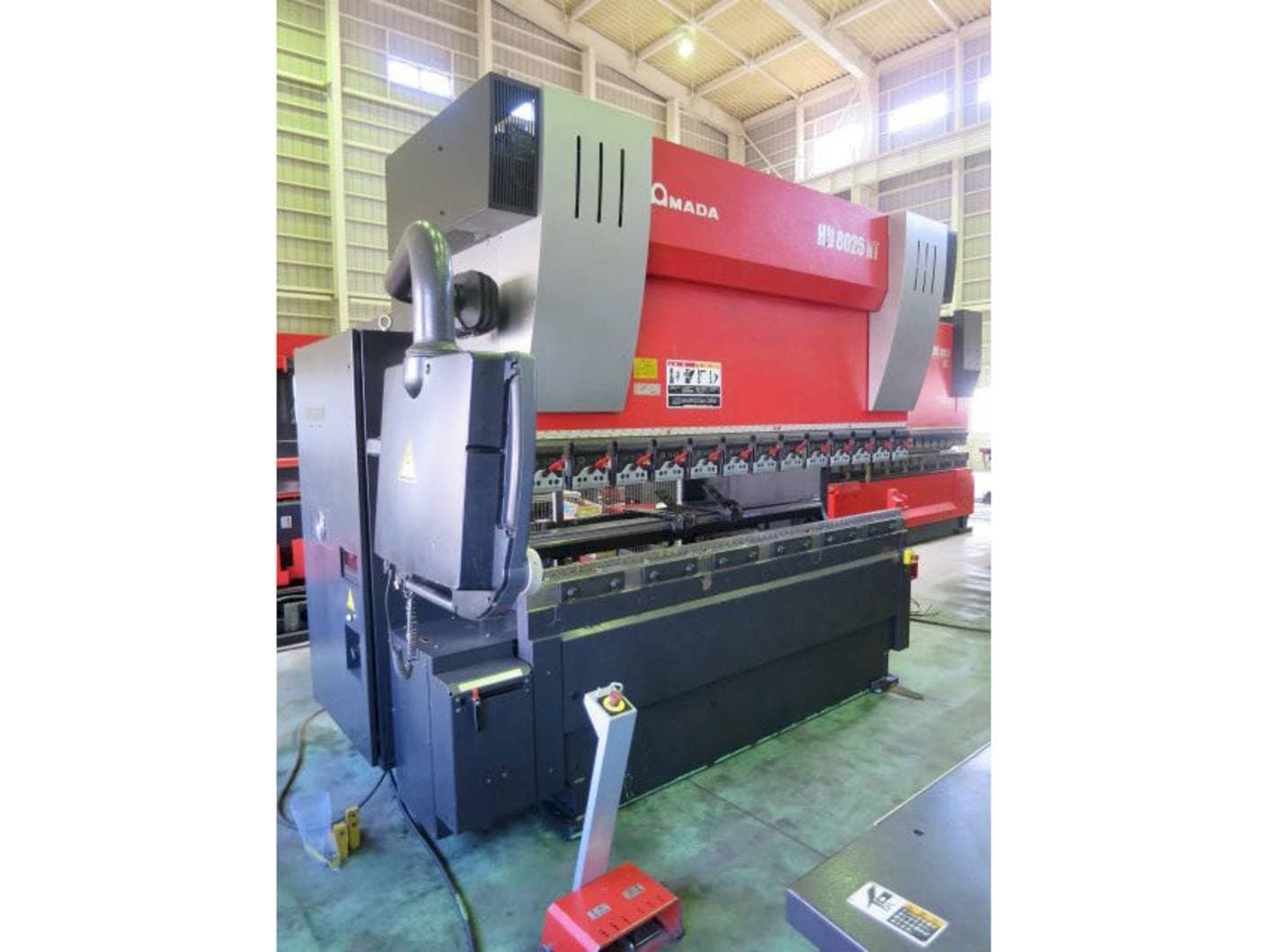 AMADA HD 8025NT Mašinos vaizdas iš kairės pusės