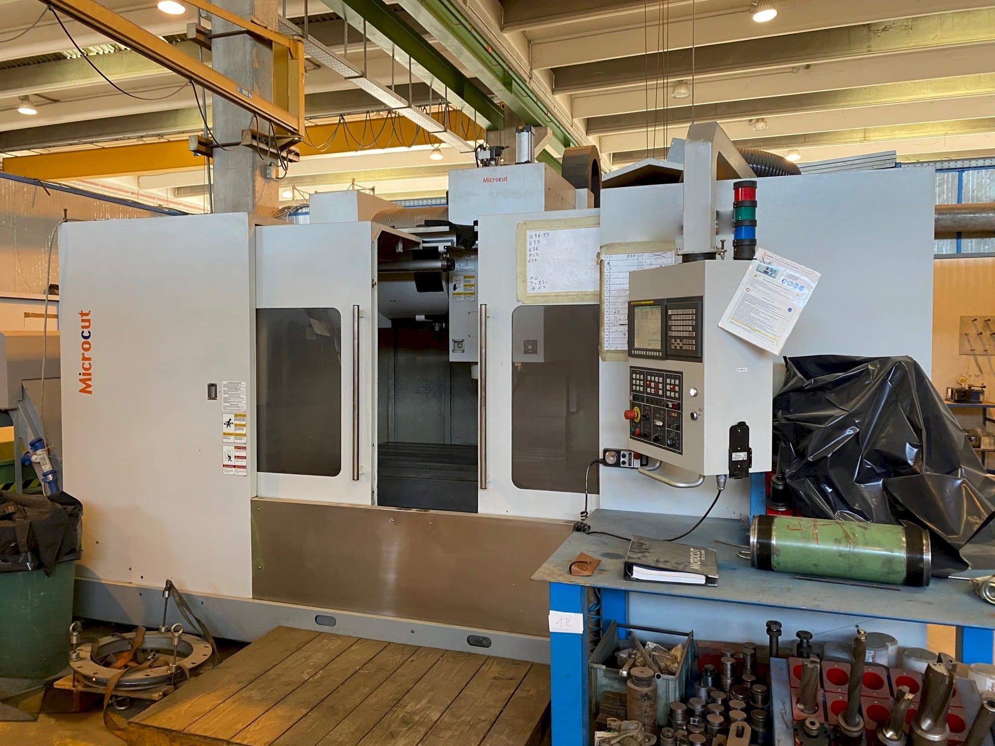 MICROCUT VMC-1600F Mašinos vaizdas iš priekio