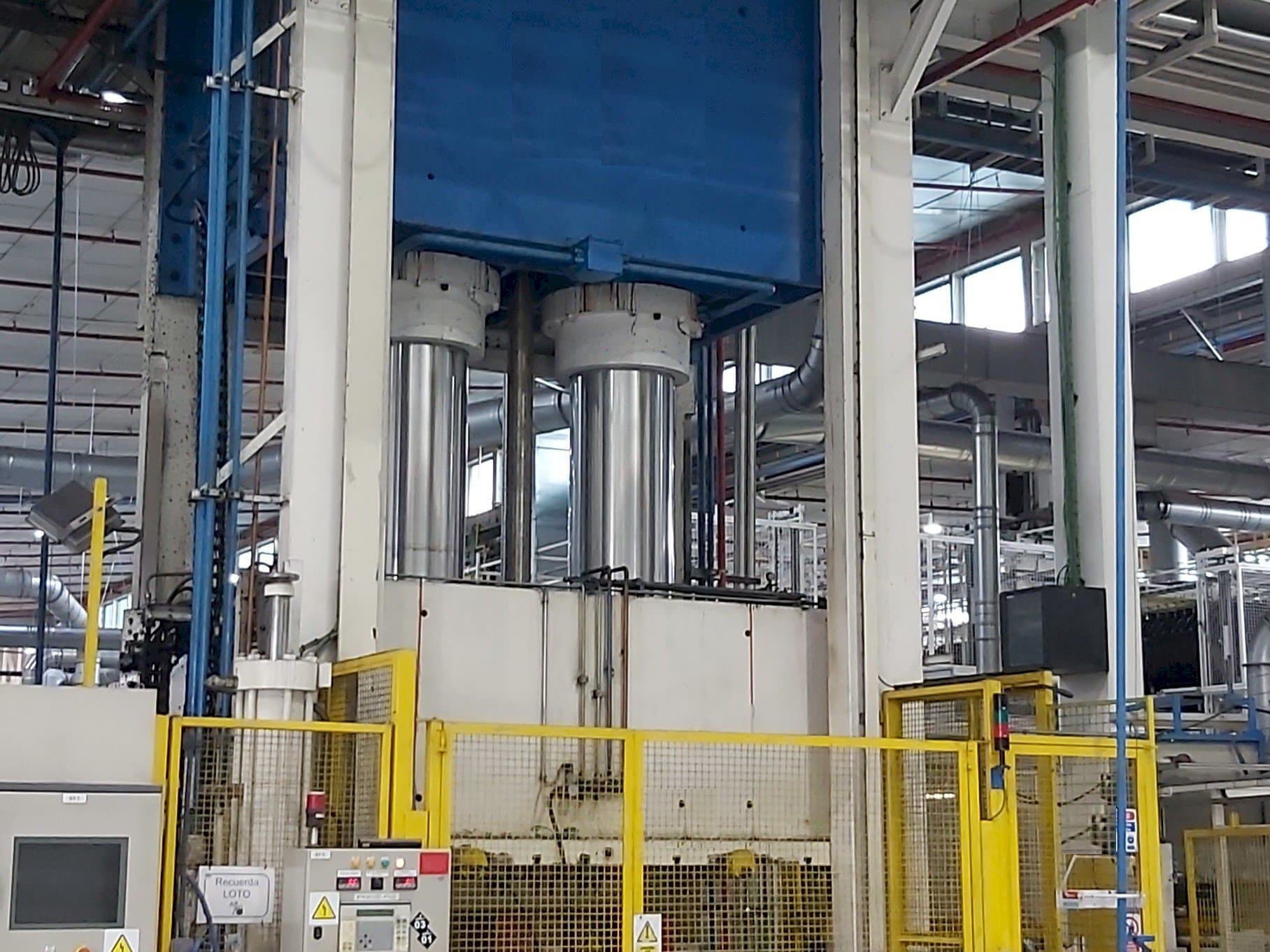 Pinette 1500 Ton Mašinos vaizdas iš priekio