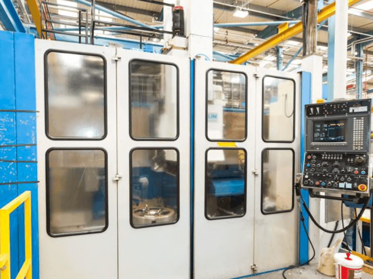 TOS SKIQ 20 CNC Mašinos vaizdas iš priekio