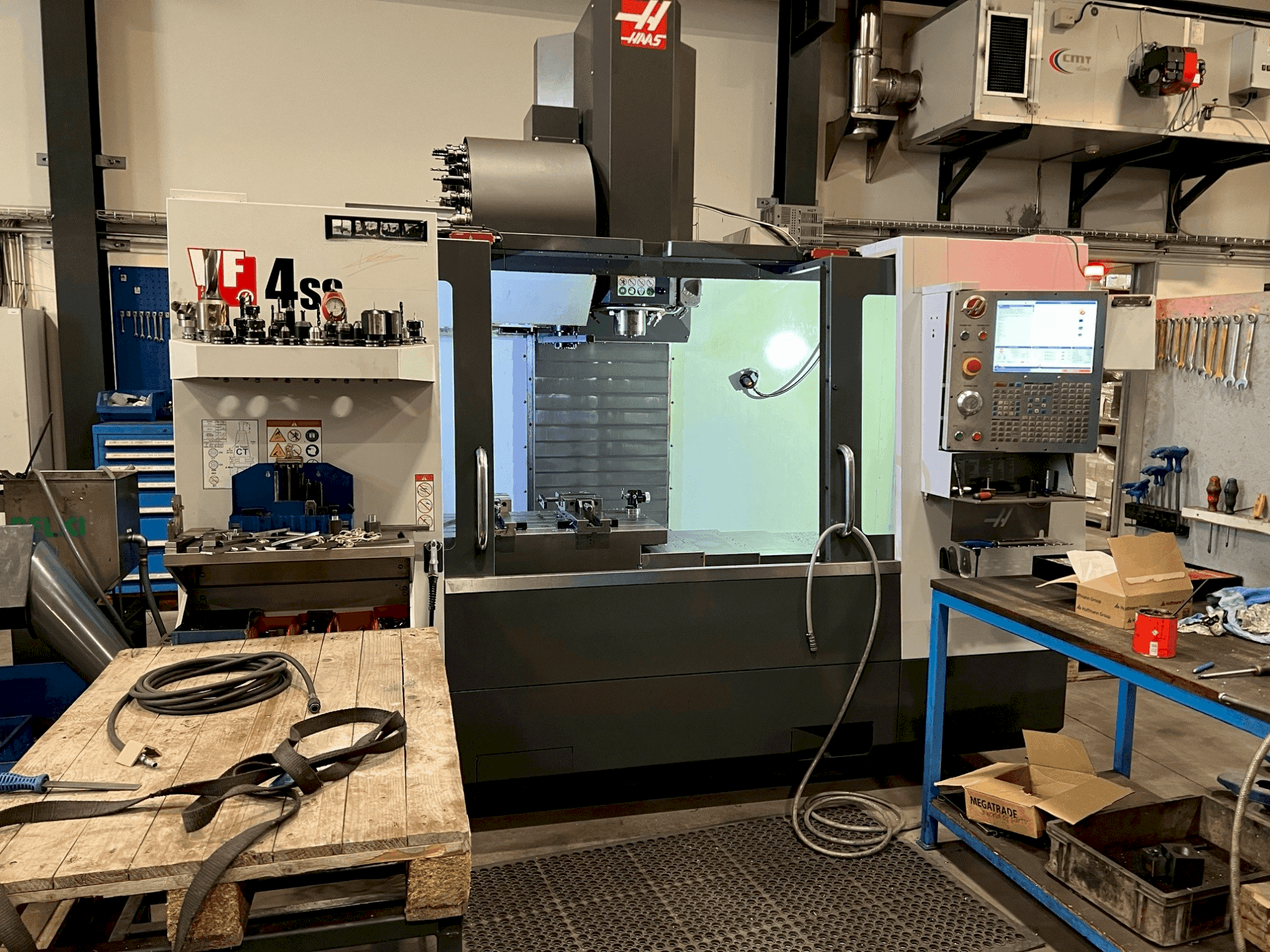 HAAS VF-4SS Mašinos vaizdas iš priekio