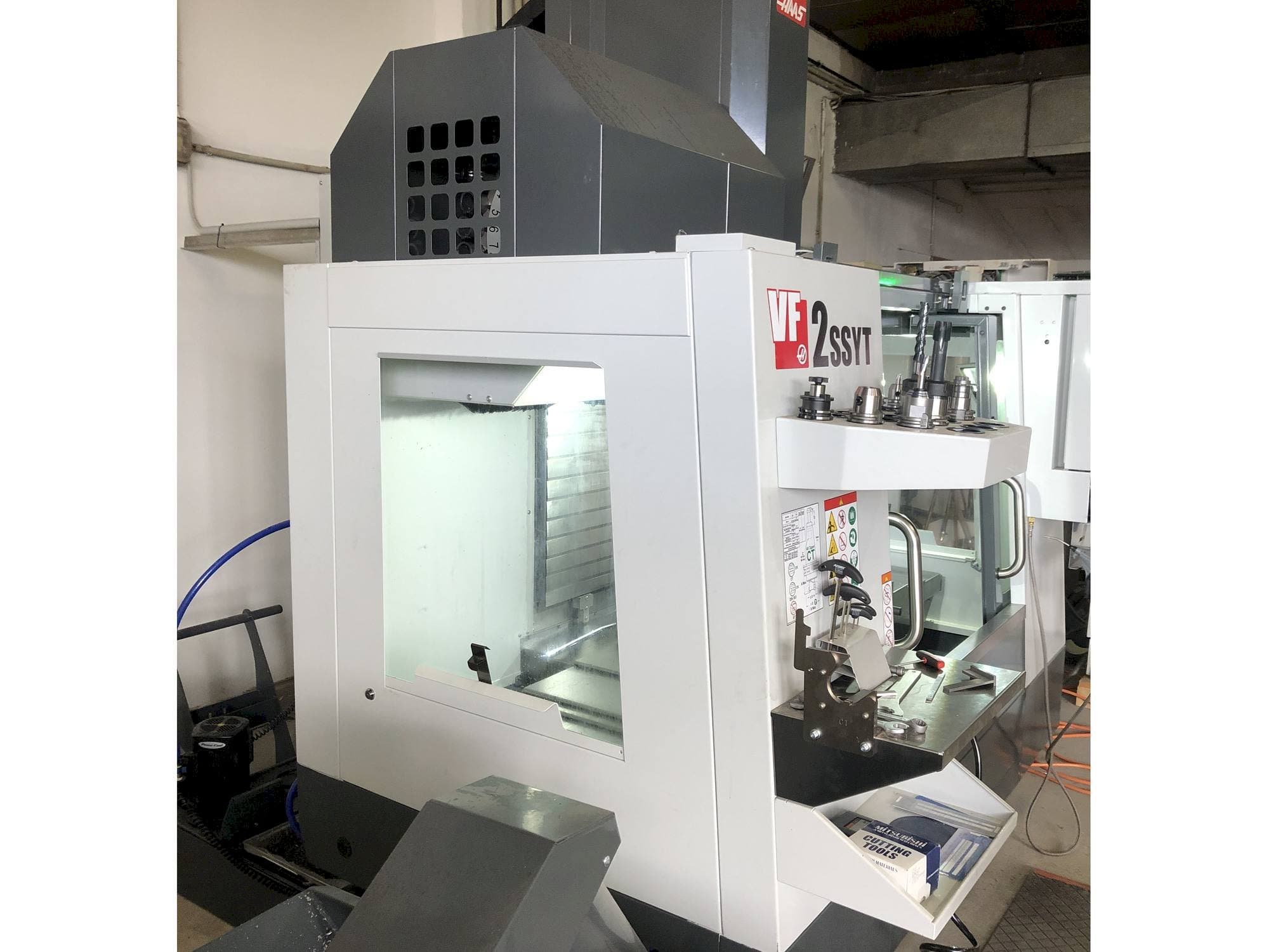HAAS VF-2SSYT Mašinos vaizdas iš priekio