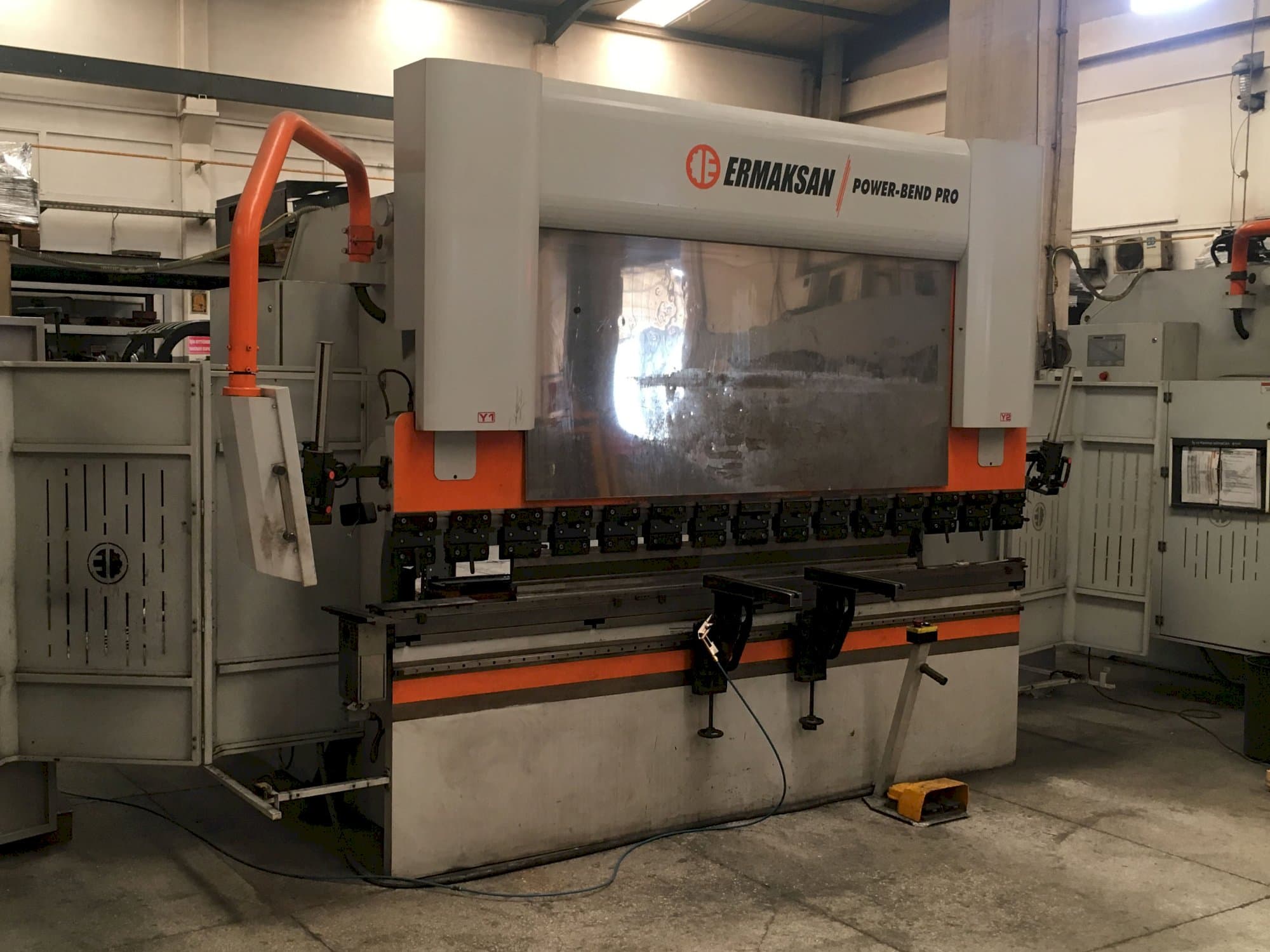 ERMAKSAN POWER-BEND PRO 3100x135 Mašinos kairės pusės vaizdas