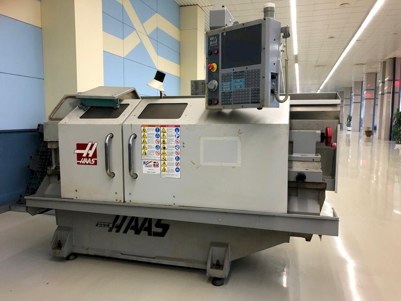 HAAS TL-2HE Mašinos vaizdas iš priekio