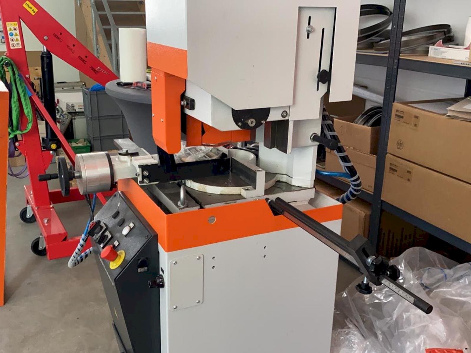 KASTO Radial U7 Mašinos vaizdas iš kairės pusės