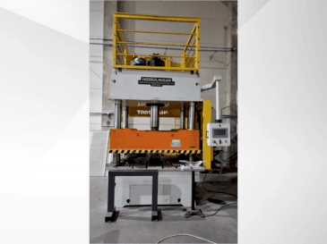 HIDROLIKSAN PH4C 200T Mašinos vaizdas iš priekio