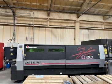AMADA ENSIS-3015 AJ Mašinos vaizdas iš priekio