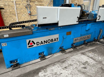DANOBAT RP-2500-NC Mašinos vaizdas iš priekio