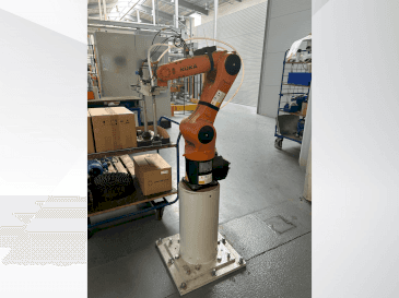 KUKA KR 6 R900 fivve Mašinos vaizdas iš priekio