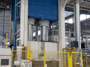 Pinette 1500 Ton Mašinos vaizdas iš priekio