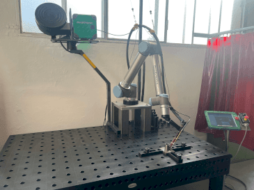 Universal Robots UR10 (2021) Mašinos vaizdas iš priekio