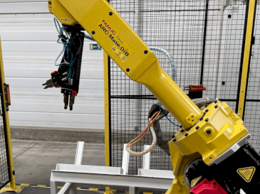 FANUC ARC Mate OiB Mašinos vaizdas iš priekio