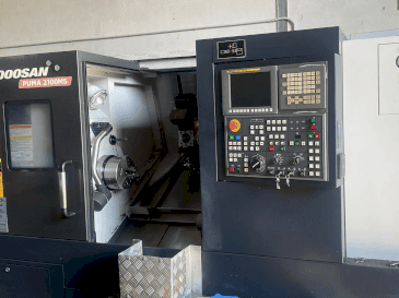 DOOSAN PUMA 2100MS Mašinos vaizdas iš priekio