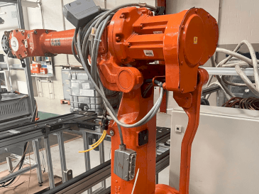 ABB IRB 2400 M2004 Mašinos vaizdas iš priekio