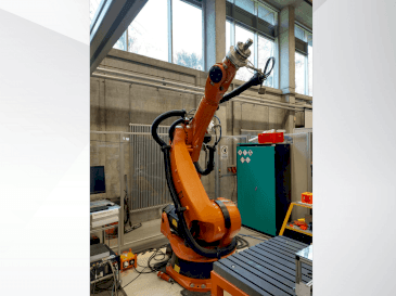 KUKA KR 240-2 2000 Mašinos vaizdas iš priekio