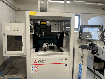 Mitsubishi SG12S Mašinos vaizdas iš priekio
