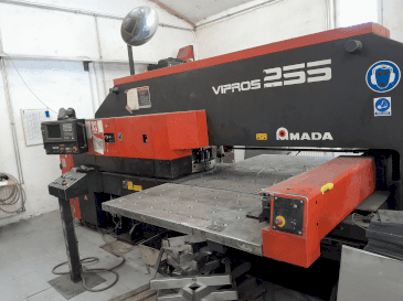 AMADA Vipros 255 Mašinos vaizdas iš priekio