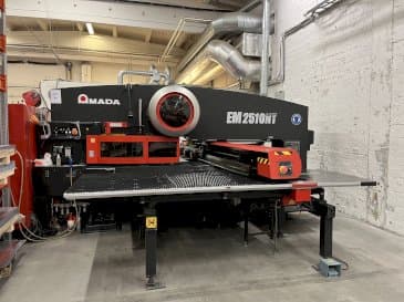 AMADA EM2510NT Mašinos vaizdas iš priekio