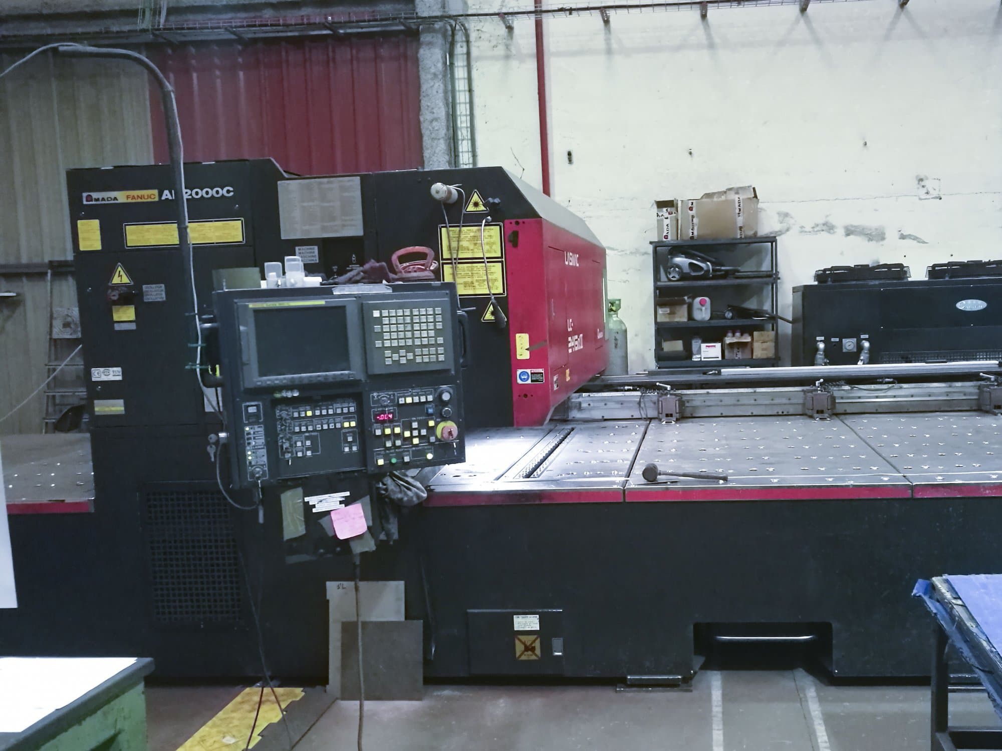 AMADA LC 2415 α3 Mašinos vaizdas iš priekio