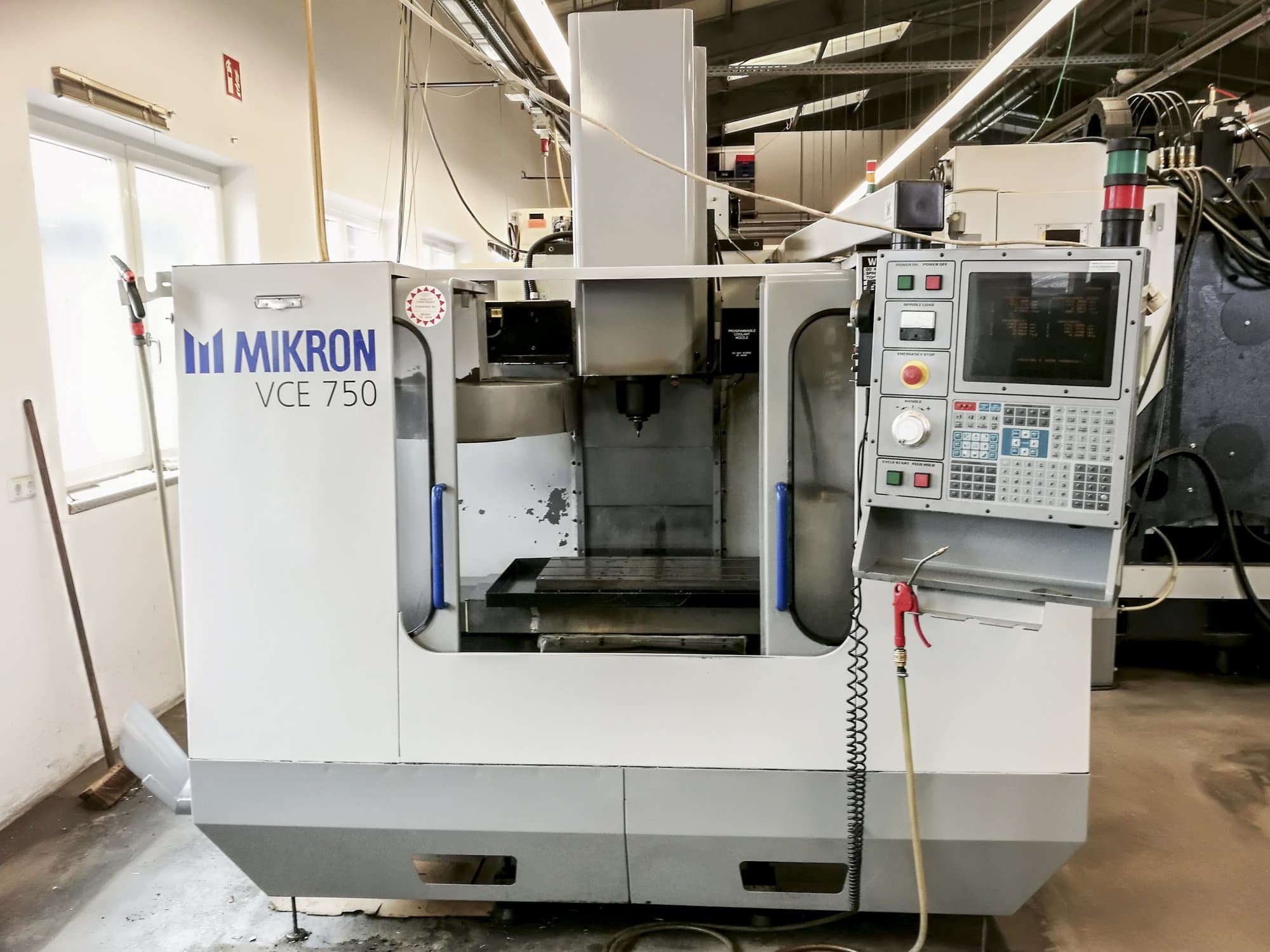 HAAS VCE 750 Mašinos vaizdas iš priekio