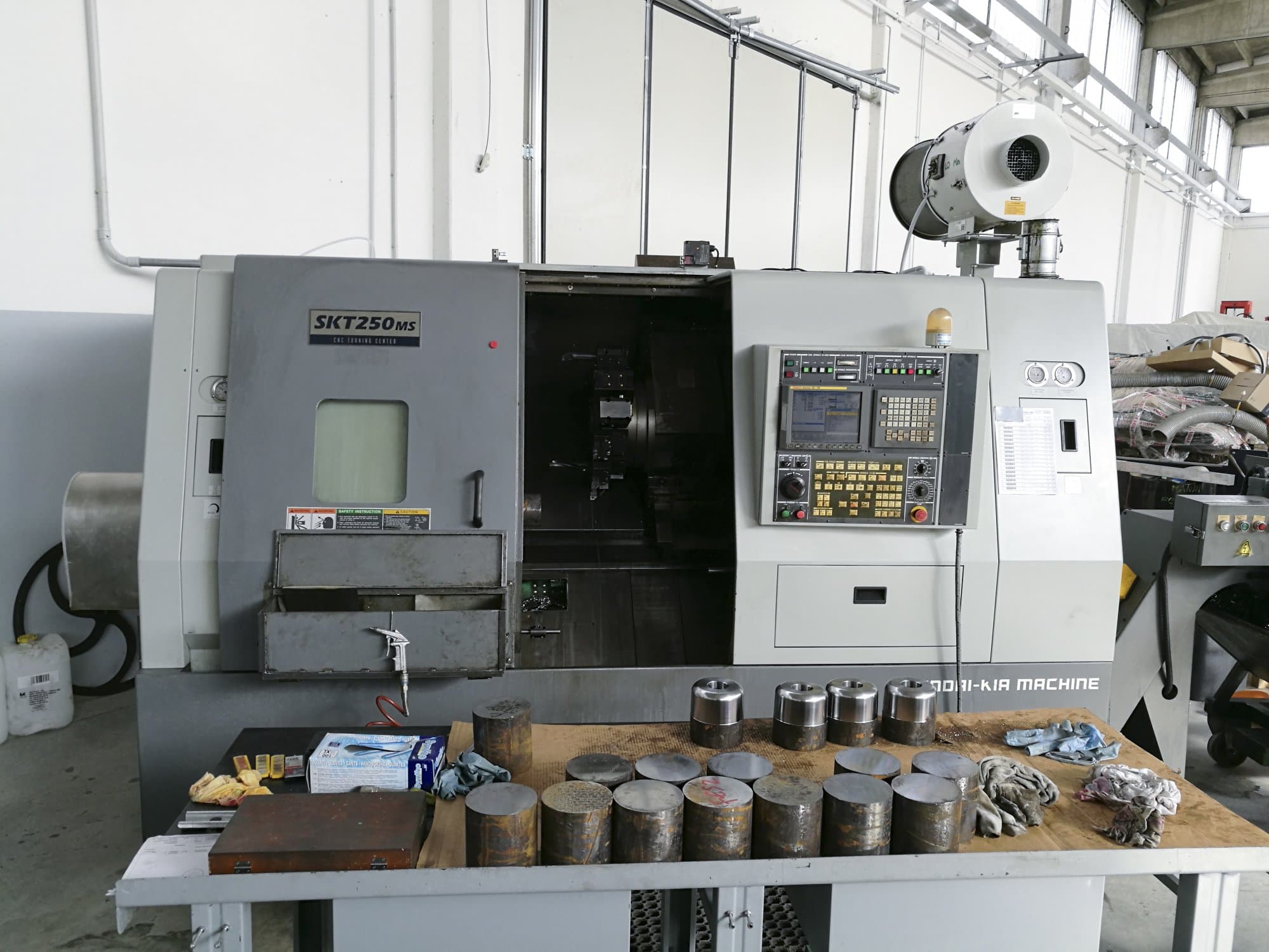 Hyundai Kia SKT 250 MS Mašinos vaizdas iš priekio