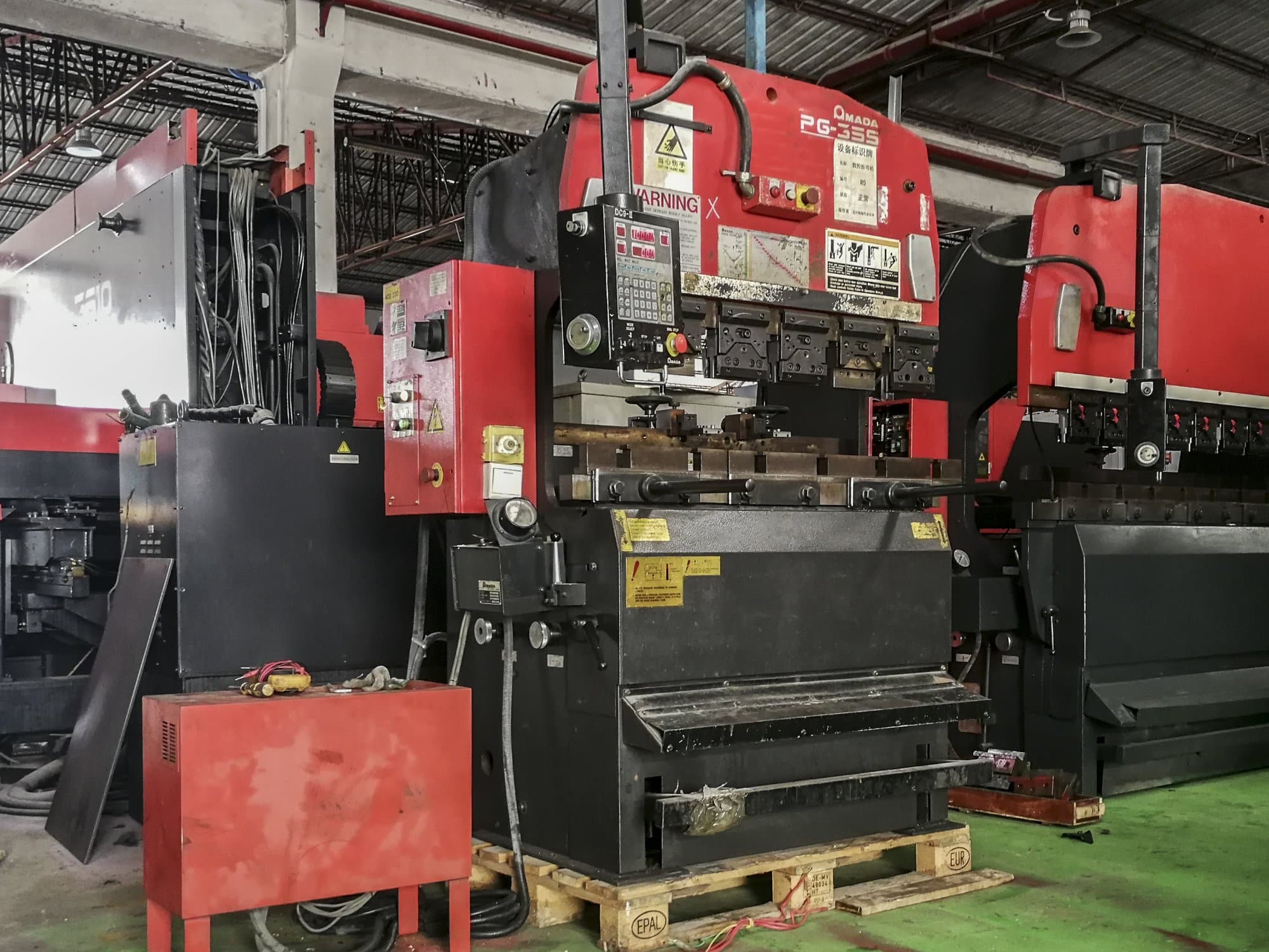 AMADA RG-35S Mašinos kairės pusės vaizdas