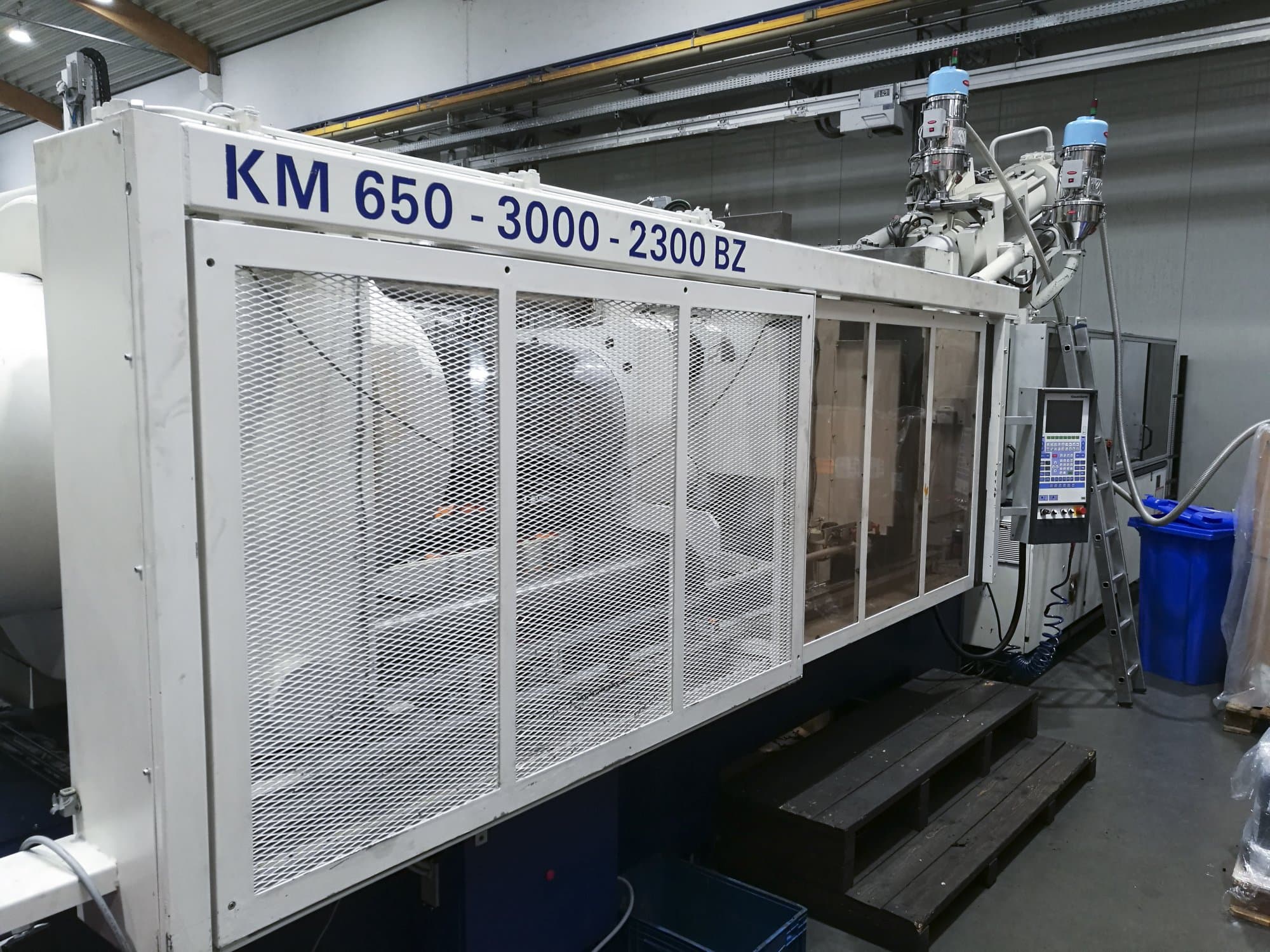 Krauss Maffei 650-3000-2300 BZ Mašinos kairės pusės vaizdas