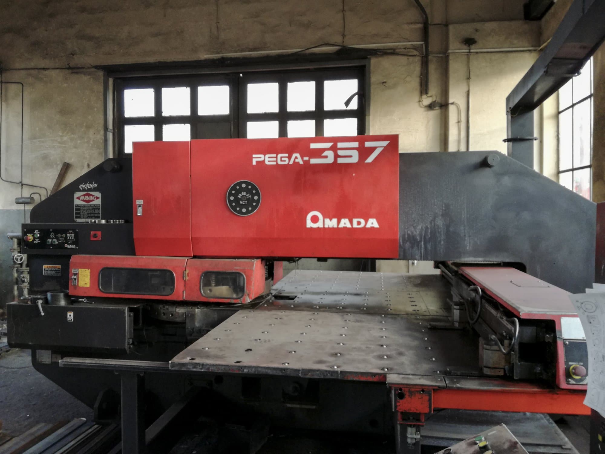 AMADA PEGA 357 Mašinos vaizdas iš priekio