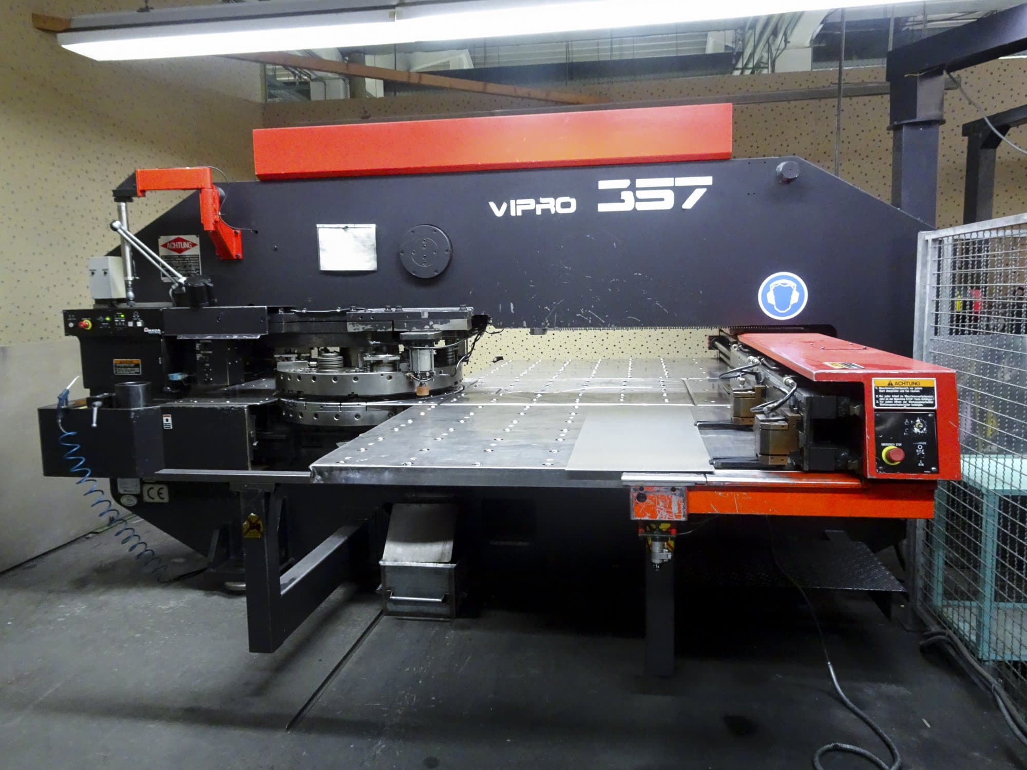 AMADA Vipros 357 Mašinos vaizdas iš priekio