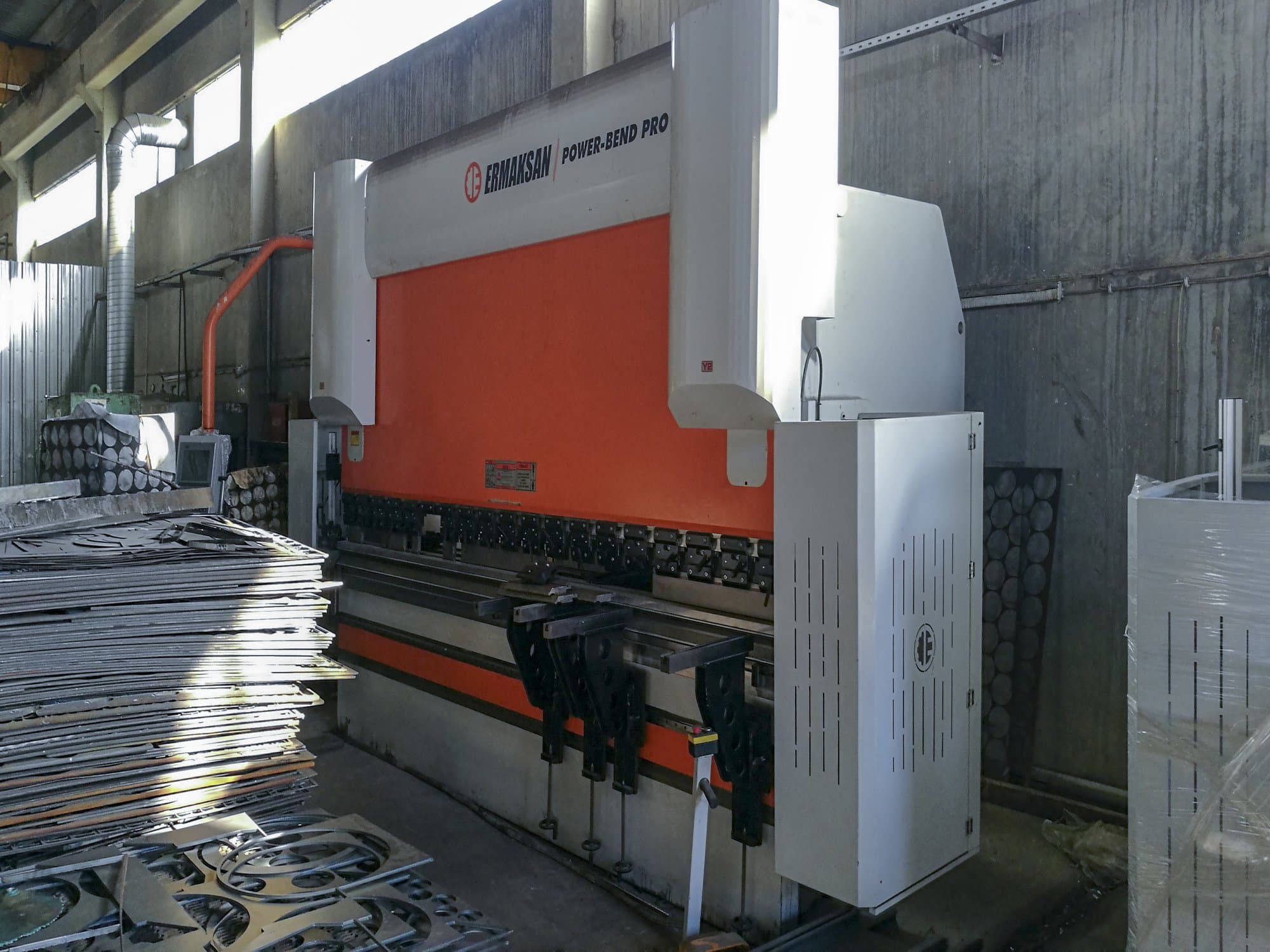 ERMAKSAN POWER-BEND PRO Mašinos dešinės pusės vaizdas