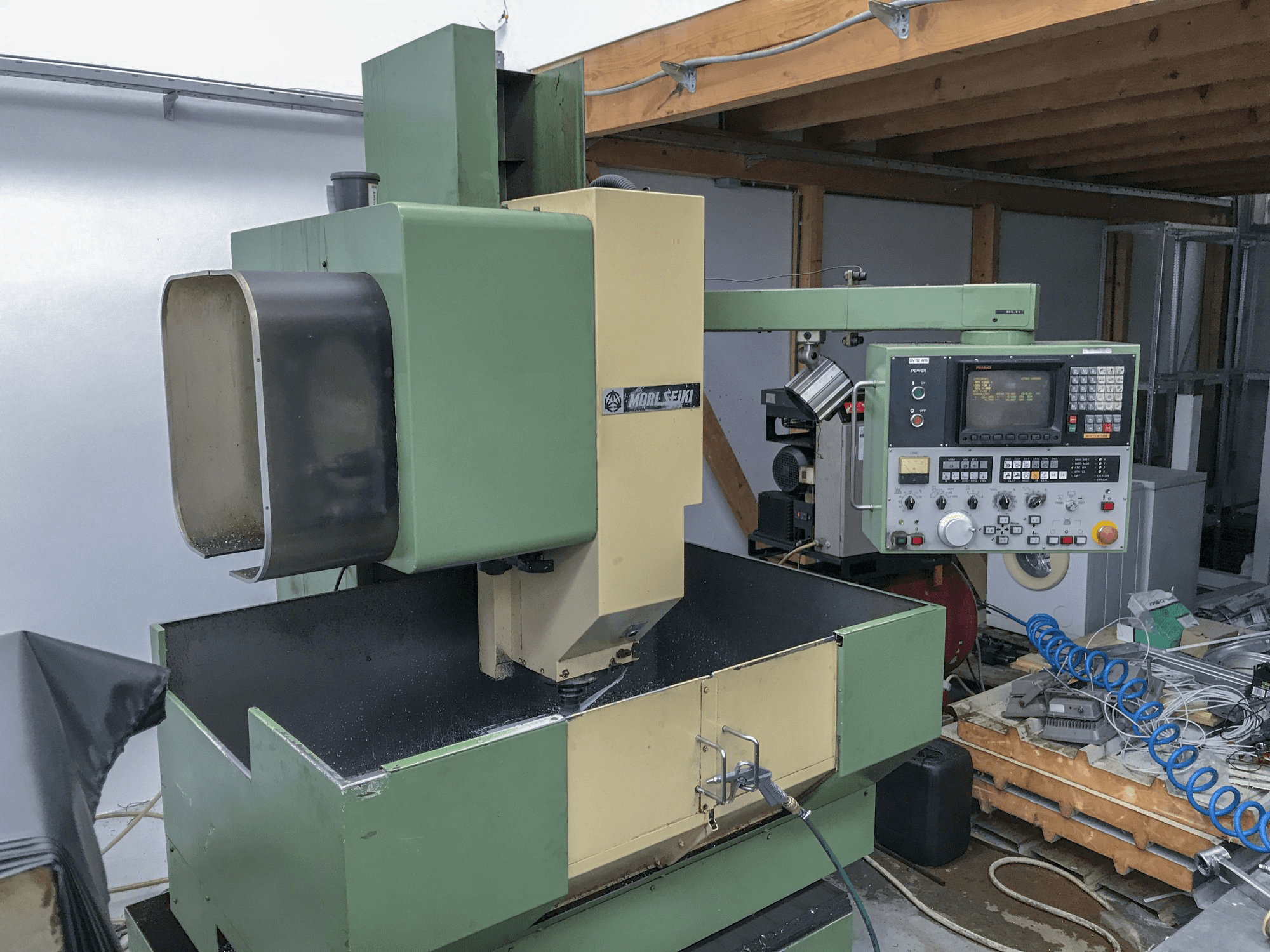 MORI SEIKI MV-Junior Mašinos kairės pusės vaizdas
