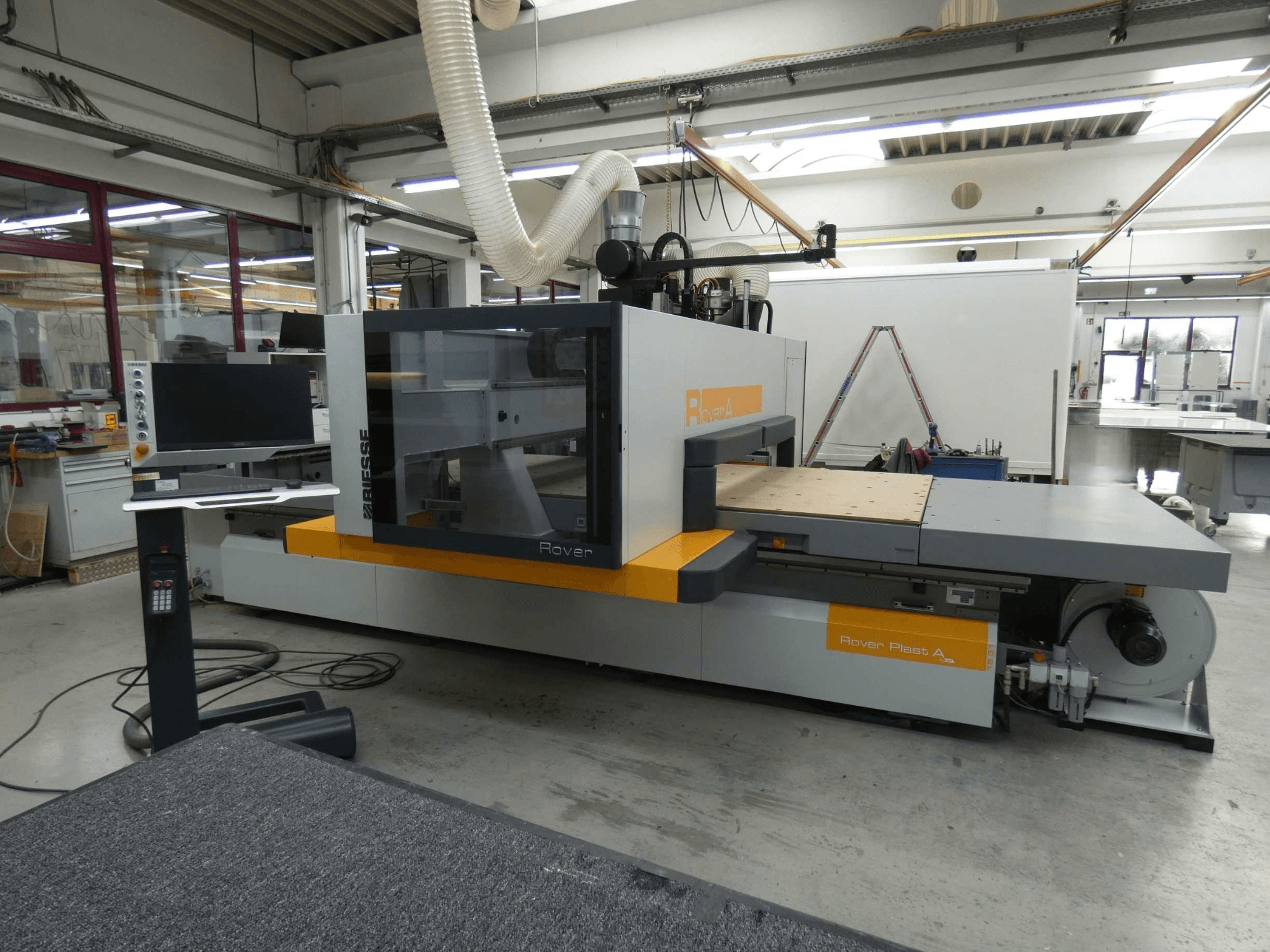 „BIESSE ROVER PLAST A FT 1224“ CNC medienos apdirbimo centro vaizdas iš priekio, kuriame matomas monitorius ir valdymo pultas.