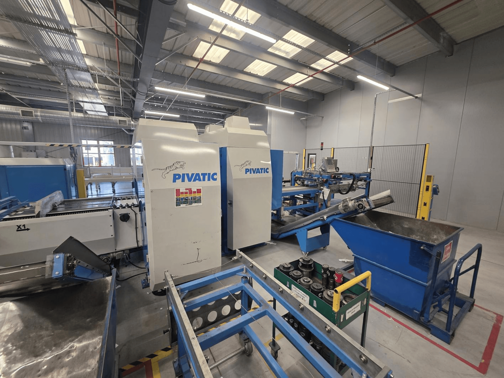 CNC štampavimo staklės „Pivatic PCC80-e TT HT“, vaizdas iš priekio, kuriame matoma darbo konfigūracija, konvejeris ir atliekų konteineris.
